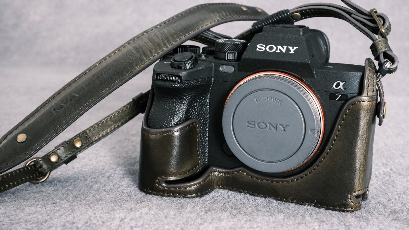 ソニー A7IV A7R5 A7SIII A1用 牛革カメラハーフケースとストラップ