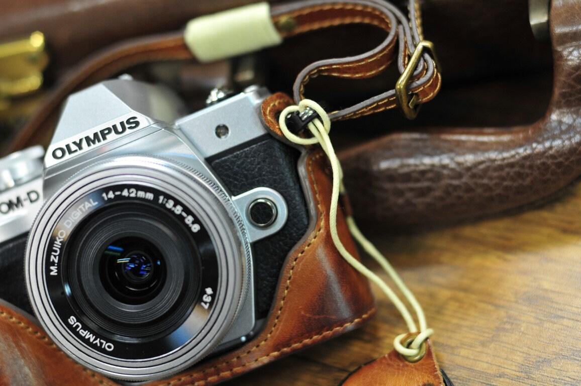 オリンパス EM10 Mark III用 牛革カメラケース + ストラップ - Etsy 日本