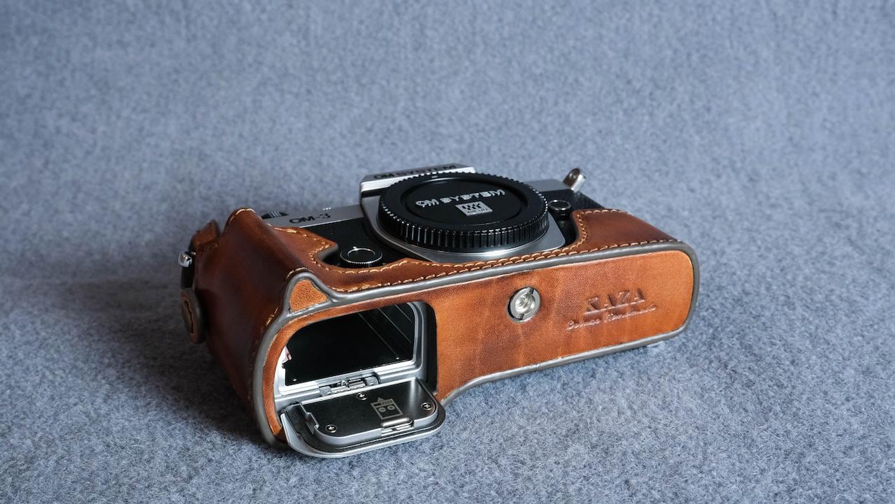 オリンパス OM システム OM-3 用 牛革カメラケースとストラップ