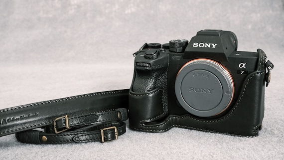 ソニー A7IV A7R5 A7SIII A1用 牛革カメラハーフケースとストラップ