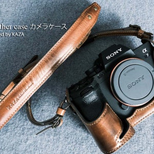 La custodia in pelle di mucca per SONY A7IV / A74 / A7R5 / A7SIII / A1 include mezza custodia in pelle e cinturino in pelle in marrone vintage, nero o oliva