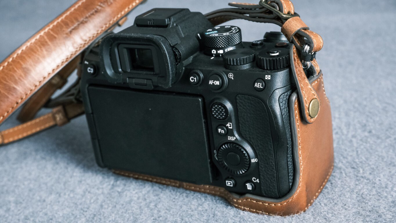 ソニー A7IV A7R5 A7SIII A1用 牛革カメラハーフケースとストラップ