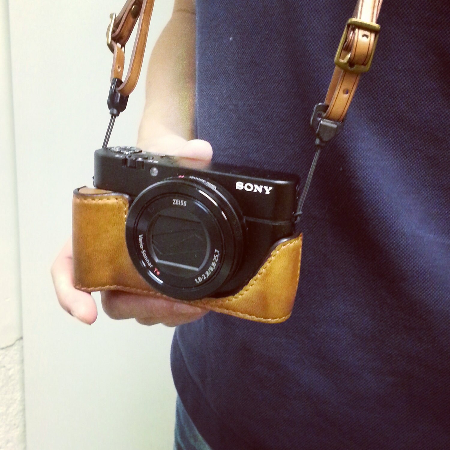 ソニー RX100用 ヴィンテージブラウンレザーカメラケース、ストラップ