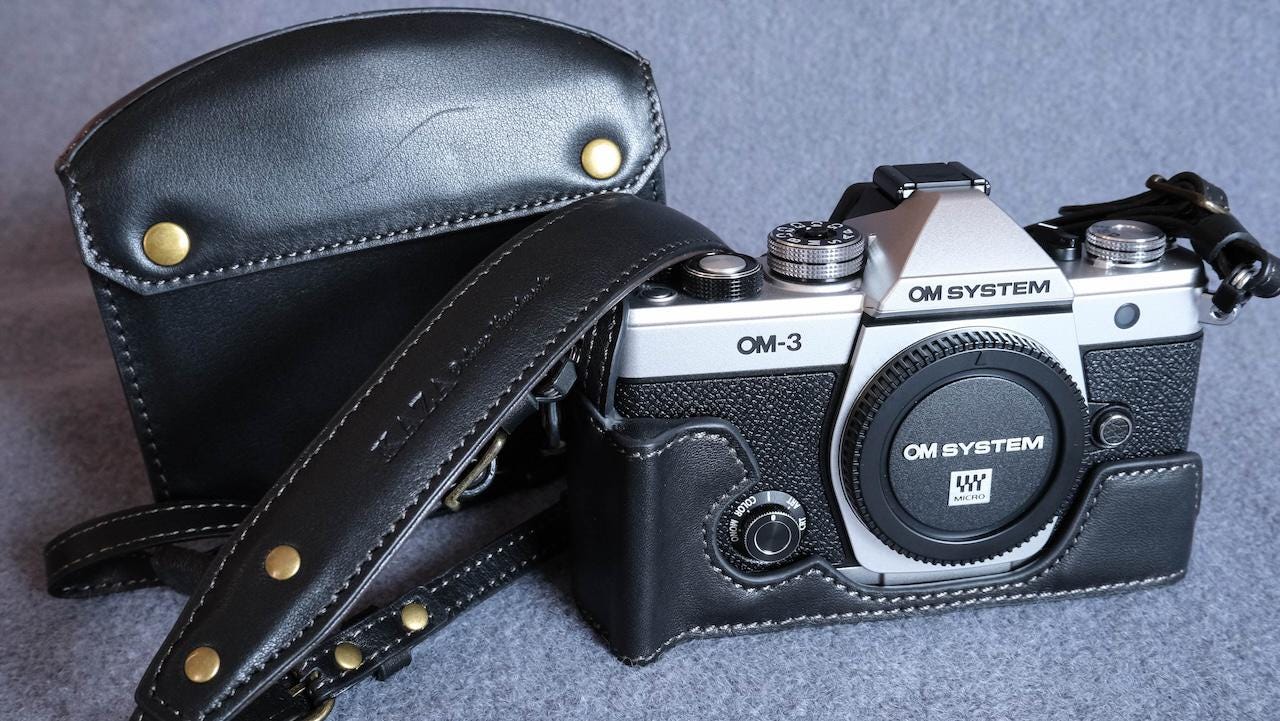 Mezza custodia in pelle di alta qualità con tracolla per fotocamera Olympus OM-3 con tracolla protettiva