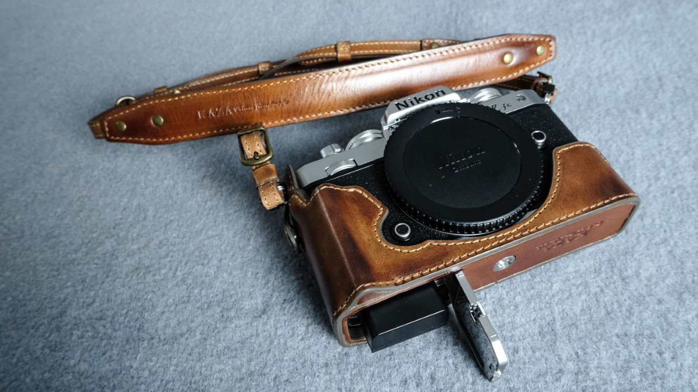 Nikon ZFC用牛革カメラケース（ヴィンテージレザーストラップ付き