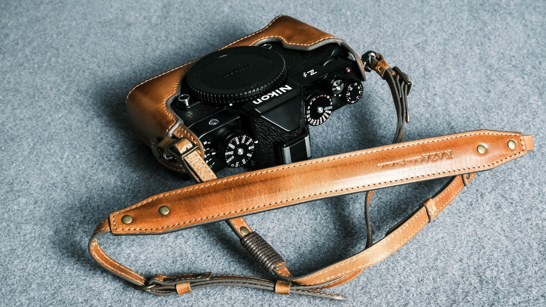 Nikon ZF用ヴィンテージブラウンレザーカメラケース、ハーフケース