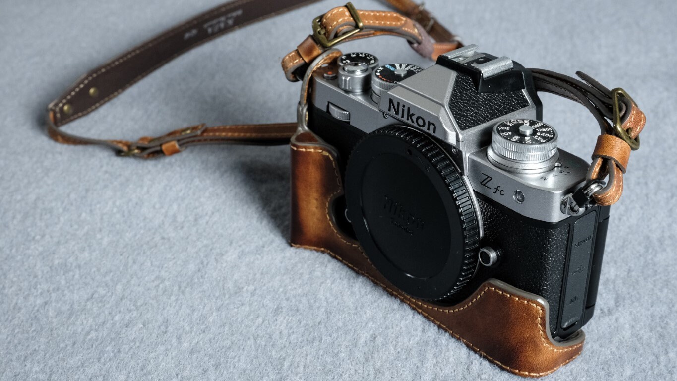 Nikon ZFC用牛革カメラケース（ヴィンテージレザーストラップ付き