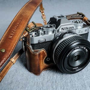 La custodia in pelle di mucca per Nikon ZFC include custodia intera vintage in pelle, mezza custodia e cinturino in pelle