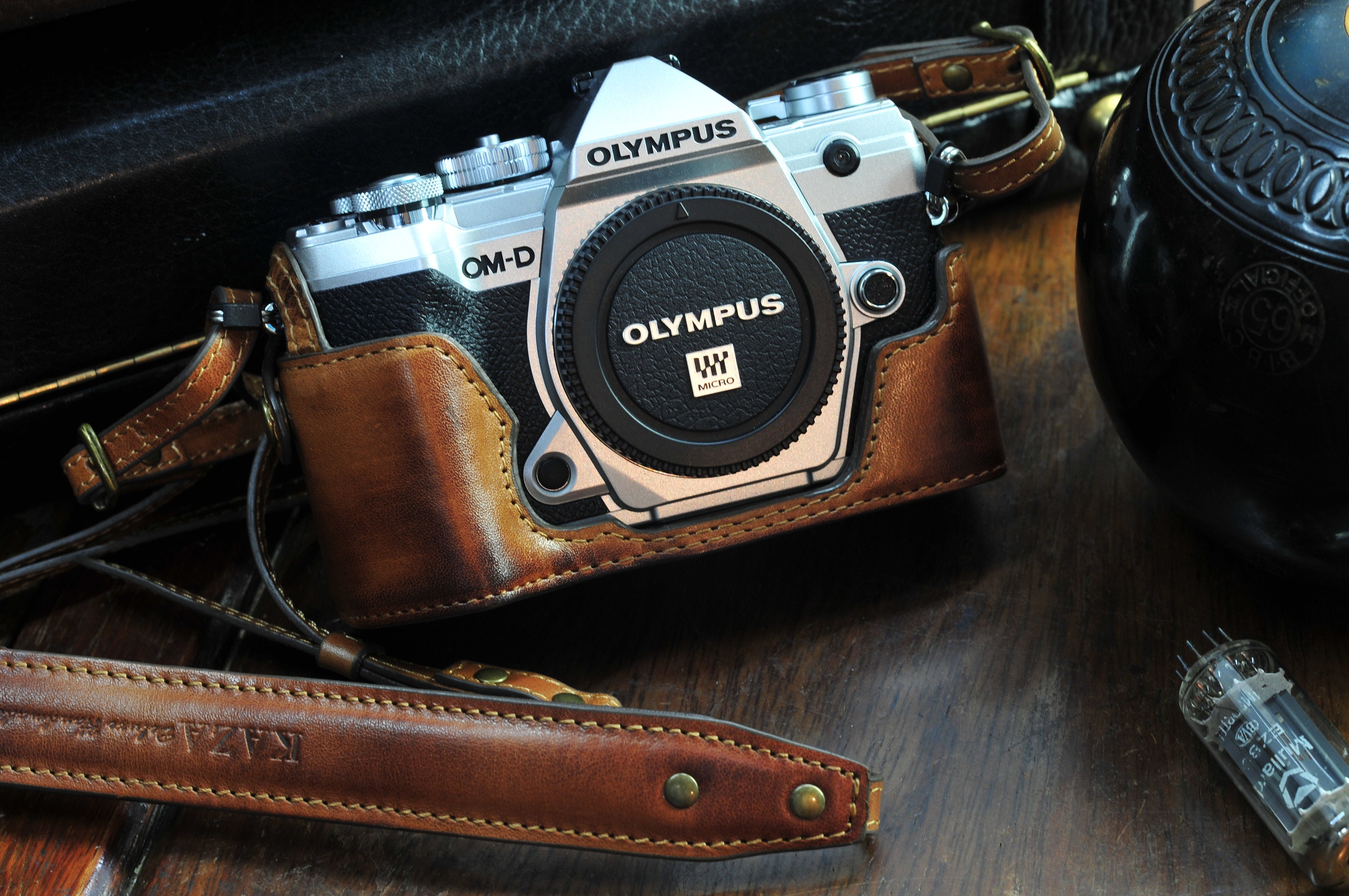 ★ OLYMPUS M-1 (革ケース付) + ★M-SYSTEM 50mm Olympus OM-1 with 50mm f/1.4 lens and leather case (film tested