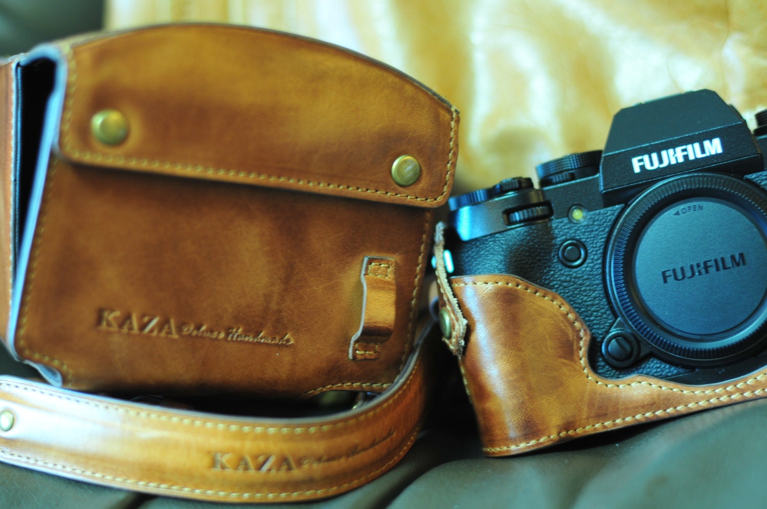 【夏休みセール】富士フイルム XQ1 シルバー 純正レザーケース付(送料無料) 夏休みセール】富士フイルム XQ1 シルバー 純正レザーケース付