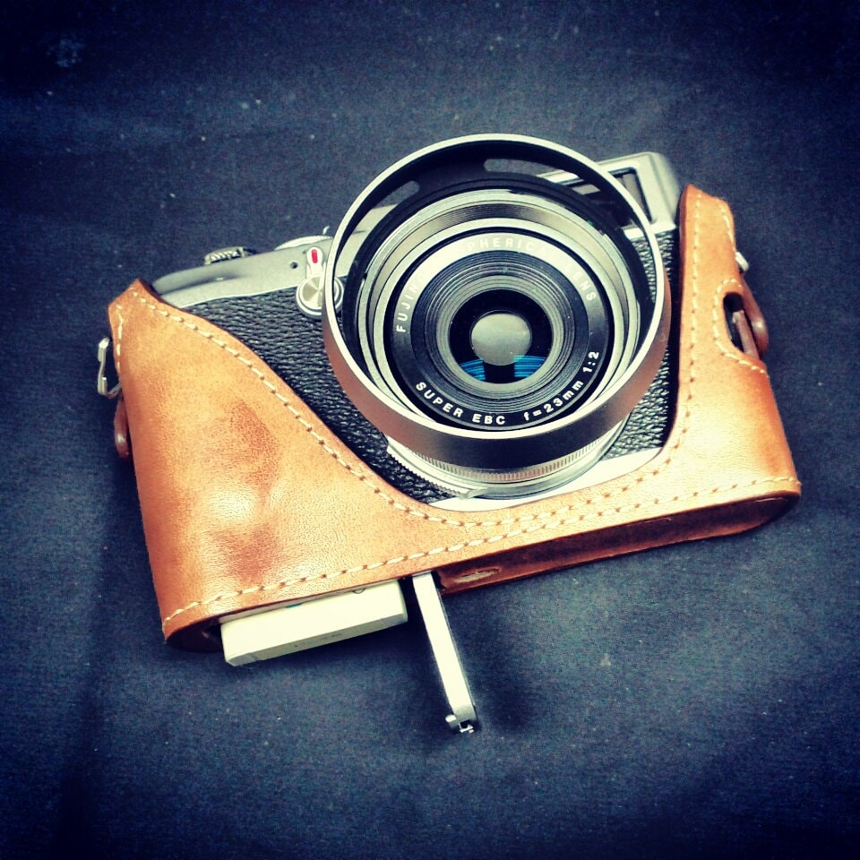 FUJIFILM X100 T レザーケース付き　フジフィルム 富士フイルム Xシステム FUJIFILM X100VI 専用 レザー ケース Volcano