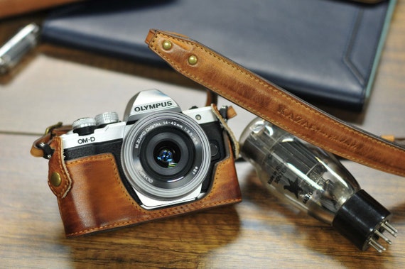 オリンパス O-MD E-M10 mark II用 ヴィンテージブラウンレザーハーフ