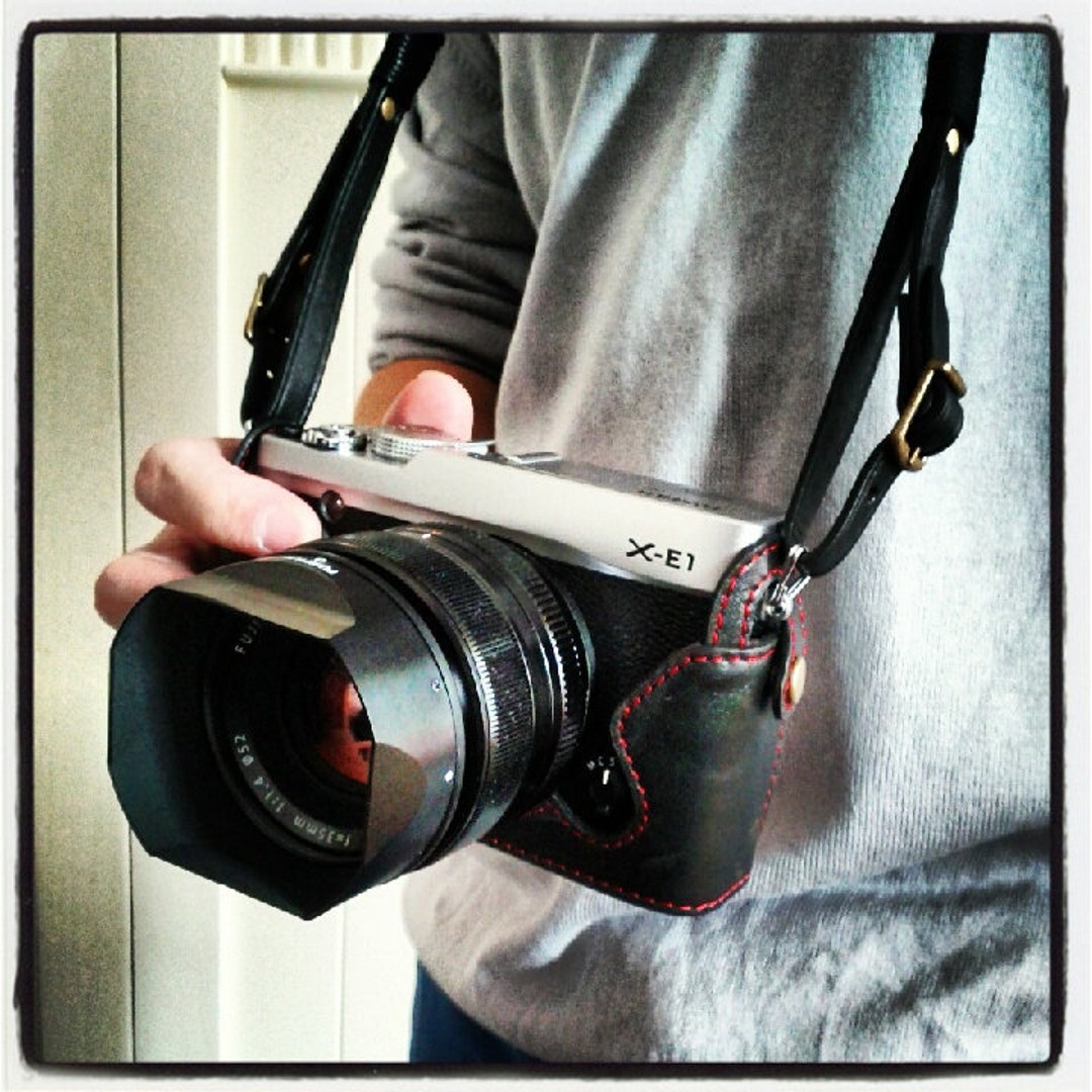 Fujifilm X-E1 シルバー　レザーケース　リモートレリーズ Fujifilm X-E1 シルバー レザーケース リモートレリーズ 小型軽量に