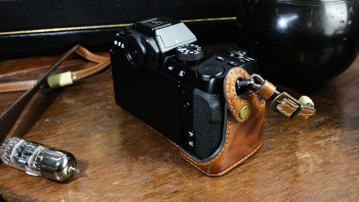 富士フイルム XS10 用牛革ケースには、X-S10 用ヴィンテージ ブラウン