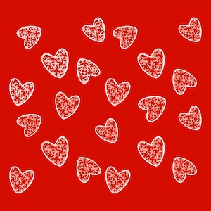 Può includere: Un motivo di cuori bianchi con un disegno floreale su sfondo rosso. I cuori sono sparsi sulla superficie, creando un design romantico e decorativo. I cuori sono delineati in bianco e il disegno floreale è anch'esso bianco.