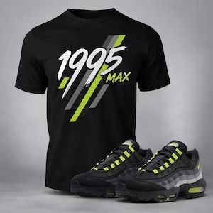 Puede incluir: Camiseta negra con el texto "1995 MAX" en blanco y verde. Se combina con zapatillas deportivas negras y verde ne&oacute;n. Las zapatillas tienen un dise&ntilde;o de malla y c&aacute;maras de aire visibles en las suelas.