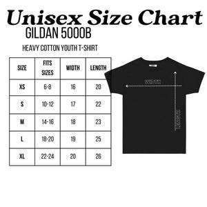 Puede incluir: Camiseta negra para j&oacute;venes con una tabla de tallas. La tabla enumera las tallas XS a XL, con los ajustes correspondientes, los anchos en cm y los largos en cm. El texto "Unisex Size Chart" est&aacute; en la parte superior.