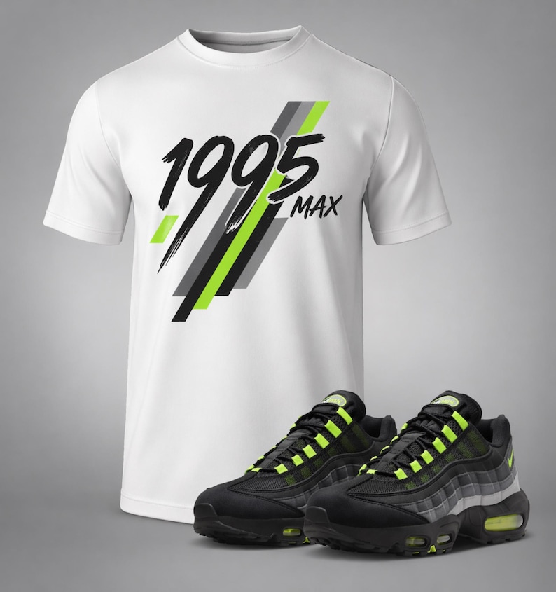 Puede incluir: Camiseta blanca con el texto "1995 MAX" en negro, gris y verde ne&oacute;n. Zapatillas deportivas negras y verde ne&oacute;n se muestran delante de la camiseta. Las zapatillas tienen un dise&ntilde;o de malla.
