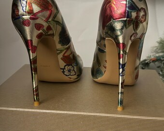 Zapatos de tacón de aguja metálicos con estampado floral