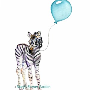 Peut inclure: Une peinture &agrave; l'aquarelle d'un poulain z&egrave;bre avec un ballon bleu attach&eacute; &agrave; sa patte. Le z&egrave;bre est debout sur un fond blanc. Le texte "Mary's Flower Garden" est en bas de l'image.
