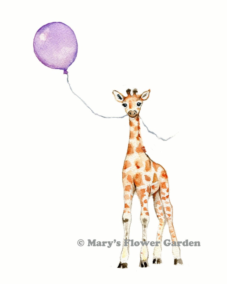Op de afbeelding: Een aquarel schilderij van een giraffe met een paarse ballon. De giraffe staat op alle vier poten en kijkt naar de ballon. De ballon is vastgebonden aan de nek van de giraffe met een touwtje.