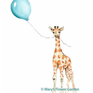 Peut inclure: Une peinture &agrave; l'aquarelle d'une girafe avec un ballon bleu attach&eacute; &agrave; son cou. La girafe est debout sur un fond blanc. Le texte "&copy; Mary's Flower Garden" est en bas de l'image.