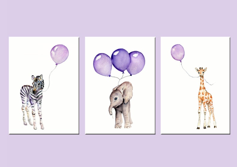 Op de afbeelding: Drie aquarel illustraties van babydieren met paarse ballonnen. Een zebra, een olifant en een giraffe.
