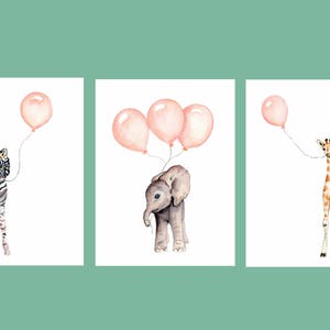Puede incluir: Tres ilustraciones de acuarela de animales beb&eacute;s sosteniendo globos rosas. Una cebra, un elefante y una jirafa.