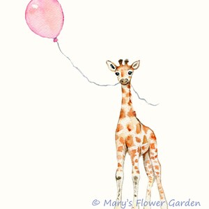 K&ouml;nnte beinhalten: Ein Aquarellbild einer Giraffe, die einen rosa Ballon h&auml;lt. Die Giraffe steht auf einem wei&szlig;en Hintergrund. Der Text "Mary's Flower Garden" befindet sich in der rechten unteren Ecke des Bildes.