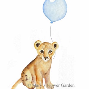K&ouml;nnte beinhalten: Ein Aquarellbild eines hellbraunen L&ouml;wenjungen, das mit einem hellblauen Ballon am Hals sitzt. Der Hintergrund ist wei&szlig;.