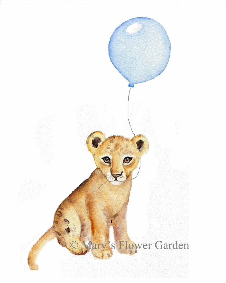K&ouml;nnte beinhalten: Ein Aquarellbild eines hellbraunen L&ouml;wenjungen, das mit einem hellblauen Ballon am Hals sitzt. Der Hintergrund ist wei&szlig;.
