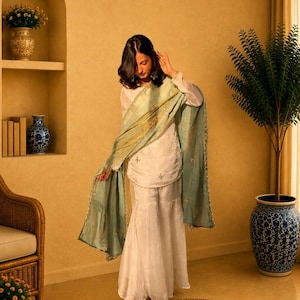 Ensemble Kurti Sharara en soie Fandy avec broderie et bordure en dentelle Dupatta