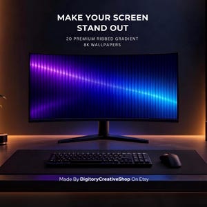 Peut inclure: Un écran d'ordinateur incurvé affichant un fond d'écran dégradé nervuré violet et bleu. Le texte à l'écran indique : MAKE YOUR SCREEN STAND OUT, 20 PREMIUM RIBBED GRADIENT 8K WALLPAPERS. Un clavier et une souris noirs sont posés sur le bureau.