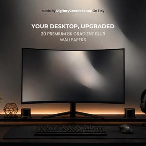 Peut inclure: Un écran d'ordinateur incurvé affichant un fond d'écran flou en dégradé, avec le texte YOUR DESKTOP, UPGRADED 20 PREMIUM 8K GRADIENT BLUR WALLPAPERS. L'ensemble comprend un clavier noir, une souris, un casque sur support et une petite plante.