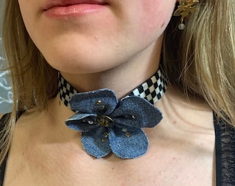 Collier Choker avec fleur / Choker de fleurs en denim fait à la main / Collier Choker à ruban / Fleur de denim sur Choker à ruban / Choker emballé cadeau