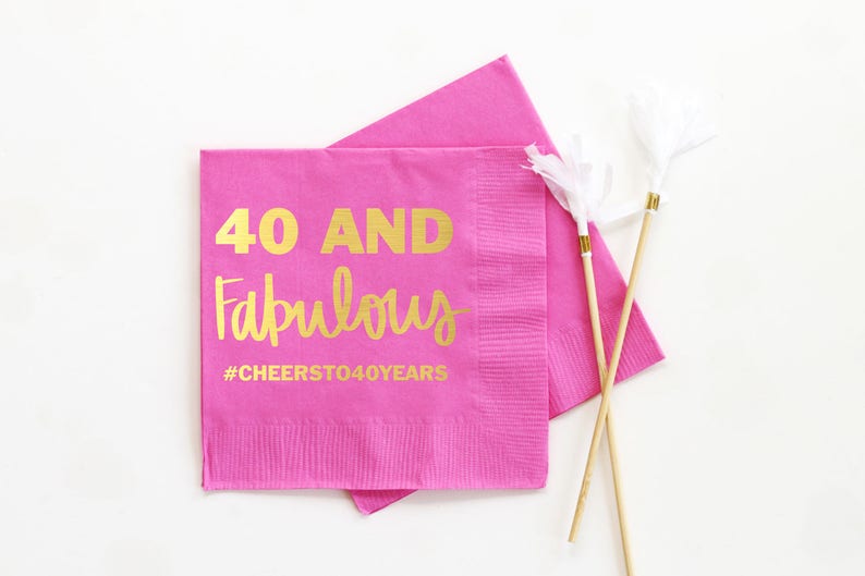 K&ouml;nnte beinhalten: Rosa Papier-Servietten mit goldener Aufschrift "40 and Fabulous #CHEERSTO40YEARS".
