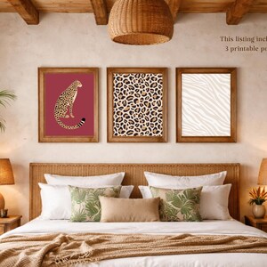 Pode incluir: Três impressões de arte emolduradas acima de uma cama. As impressões apresentam um guepardo, uma estampa de leopardo e uma estampa de zebra. A estampa de chita está em um fundo bordô. O texto na imagem diz "This listing includes: 3 printable poster."