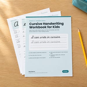 Może przedstawiać: Zeszyt ćwiczeń do nauki pisania kursywą dla dzieci z jasnoniebieską okładką i napisem "I can write in cursive." Zeszyt zawiera strony do ćwiczenia liter, słów i zdań, w zestawie z żółtym ołówkiem i różową gumką do mazania.