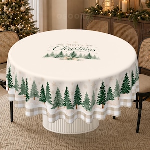 Könnte beinhalten: Eine runde Tischdecke mit cremefarbenem Hintergrund, einem Muster aus grünen Tannenbäumen, einem beigen Karorand und dem Schriftzug Merry Christmas in der Mitte. Das Design enthält kleine Schneeflocken und Geschenke unter den Bäumen.