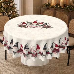 Peut inclure: Une nappe ronde au fond crème ornée d'un motif répétitif de gnomes portant des bonnets à carreaux rouges et noirs, entremêlés de branches de pin et de baies rouges. Le centre affiche le texte Merry Christmas en lettres décoratives.