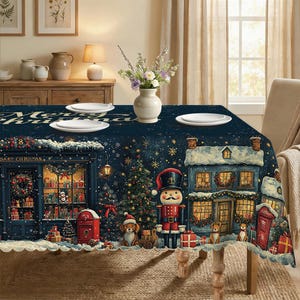 Peut inclure: Une nappe rectangulaire bleu foncé ornée d'une scène de village de Noël festive avec un casse-noisette, des boutiques décorées, un sapin de Noël et des petits chiens. L'imprimé inclut des bâtiments enneigés, des cadeaux et le texte Merry Christmas.