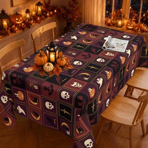 Può includere: Una tovaglia rettangolare caratterizzata da un motivo a griglia di quadrati viola scuro e neri, ognuno decorato con icone a tema Halloween tra cui teschi bianchi, zucche arancioni, gatti neri su lune gialle, fantasmi, pugnali e rose.