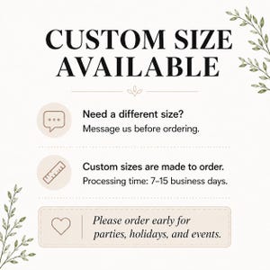 Pu&ograve; includere: Un grafico informativo bianco con testo nero che recita CUSTOM SIZE AVAILABLE. Include icone di un fumetto, un righello e un cuore, con istruzioni per inviare un messaggio per dimensioni diverse e ordinare in anticipo per gli eventi.