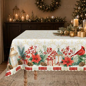 Könnte beinhalten: Eine rechteckige Tischdecke mit festlichem Weihnachtsmotiv auf weißem Grund. Das Design zeigt rote Weihnachtssterne, grüne Tannenzweige, Tannenzapfen, Laternen, Geschenkkartons und rote Kardinäle, abgerundet durch eine rot karierte Bordüre.