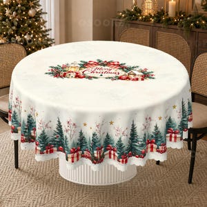 Peut inclure: Une nappe ronde blanche avec un imprimé de Noël festif. Le centre présente une couronne avec un nœud à carreaux rouges, des cadeaux et le texte Merry Christmas. La bordure montre un motif répétitif de sapins verts, de cadeaux et d'étoiles.