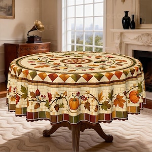 Peut inclure: Une nappe ronde avec un fond crème et une bordure décorative sur le thème de l'automne. Le motif présente des citrouilles orange, des feuilles d'érable rouges et brunes, des glands et des baies, rehaussés par un motif géométrique en losanges.
