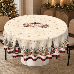 Könnte beinhalten: Eine runde Tischdecke mit cremefarbenem Hintergrund, die eine winterliche Dorfszene mit verschneiten Häusern, Tannenbäumen, dem Weihnachtsmann und Schneemännern zeigt. In der Mitte steht der Text Merry Christmas, umgeben von roten Schneeflocken.