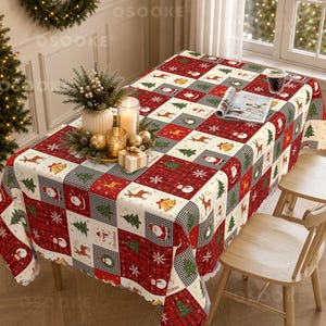 Puede incluir: Un mantel rectangular con un patrón festivo de patchwork que combina cuadros rojos, vichy en blanco y negro y cuadrados color crema. El diseño incluye motivos impresos de Papá Noel, renos, árboles de Navidad, campanas y muñecos de nieve.