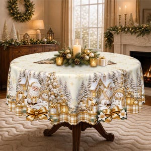 Könnte beinhalten: Eine runde Tischdecke mit einer festlichen Winterszene mit Weihnachtsmann, Schneemännern, Geschenken und Tannenbäumen in Creme-, Gold- und Weißtönen. Das Design umfasst einen karierten Rand am unteren Ende und ein Schneeflockenmuster.