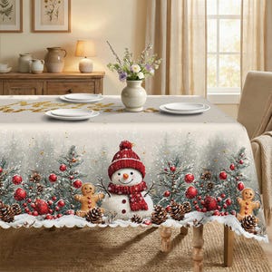 Könnte beinhalten: Eine rechteckige Tischdecke mit einer festlichen Winterszene, einem zentralen Schneemann mit roter Mütze und Schal, umgeben von Lebkuchenmännern, Tannenbäumen, roten Ornamenten und Tannenzapfen, mit dem goldenen Schriftzug Merry Christmas.